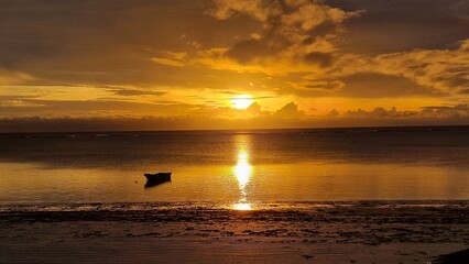 Sonnenaufgang mit einem Boot am Meer in Sansibar - 790548117
