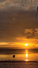 Sonnenaufgang mit einem Boot am Meer in Sansibar - 790548142