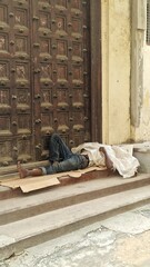 Armut - Bettler an der Straße zugedeckt in Afrika - 790548166