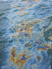 Wasserverschmutzung mit Öl