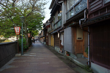 Fototapeta na wymiar 日本の昔ながらの伝統的な木造建築が残る石川県金沢市の街並み。