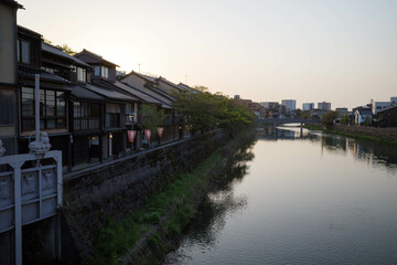 夕闇が迫る石川県金沢市の都市風景