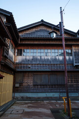 日本の昔ながらの伝統的な木造建築が残る石川県金沢市の街並み。