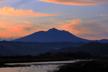 岩木山は、青森県弘前市および西津軽郡鰺ヶ沢町に位置する火山。標高は1,625 mで、青森県の最高峰。日本百名山