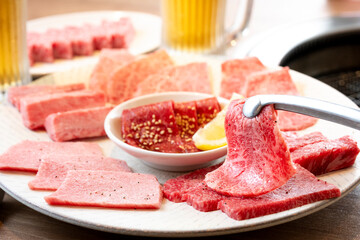 焼き肉の盛り合わせ