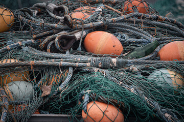 pływaki, boje,  liny i sieci kutry rybackie na morzu - obrazy, fototapety, plakaty