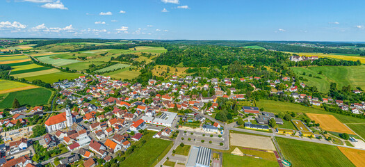 Der Erholungsort Dischingen im Egautal in der Region Ostwürttemberg im Luftbild