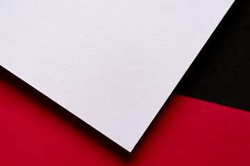 赤と黒と白の重なった画用紙の背景	