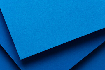 重なる青色の画用紙