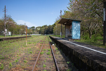 ローカル線の小さな駅舎