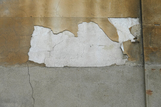 D&eacute;collement d'enduit sur un mur ext&eacute;rieur