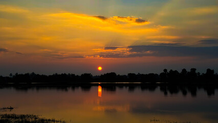 Obraz premium Sunrise with water reflection Sunrise pics are always cool