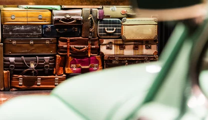 Foto auf Leinwand Ein Stapel alter Koffer, Barcelona, Spanien © Robert Poorten