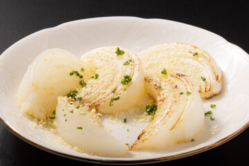 新玉ねぎの粉チーズ焼き