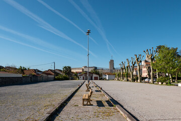 Parque em gravilha para a prática de lazer, com alguns bancos de madeira no País Basco em França