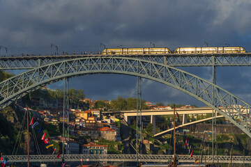 Fototapeta premium Oporto, ciudad de puentes