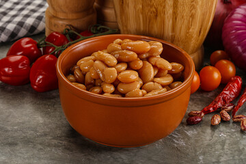 Canned beans in tomato sauce