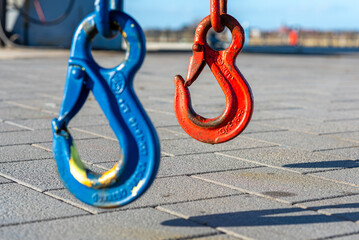 Hook for lifting boats into the harbour basin of the Burgtiefe marina on the island of Fehmarn.  A lifting hook is a device for grabbing and lifting loads by means of a device such as a hoist or crane - obrazy, fototapety, plakaty