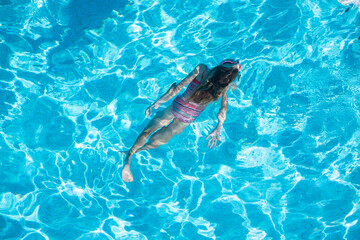 kids swimming in pool underwater. - 790688573