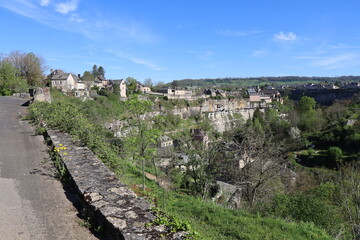 Rue typique, village de Bozouls, département de l'Aveyron, France