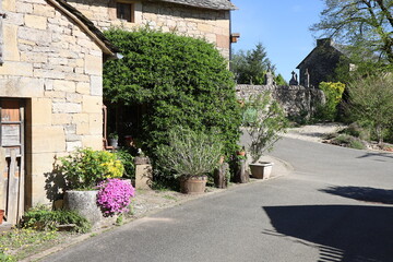 Rue typique, village de Bozouls, département de l'Aveyron, France