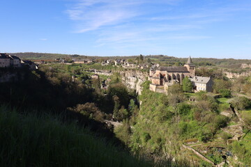 Fototapeta na wymiar Le canyon de Bozouls, couramment appelé le trou de Bozouls, village de Bozouls, département de l'Aveyron, France