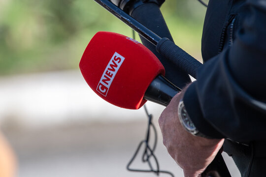 le micro de la chaine de television d'information cnews appartenant au groupe Bollor&eacute;