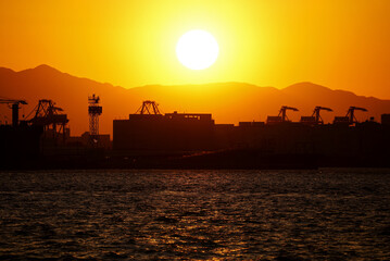 夕陽が作る印象的な東京港のシルエット