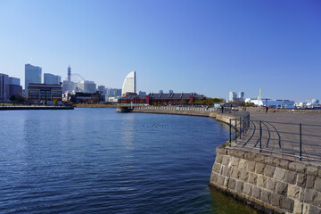 象の鼻防波堤越しに見たみなとみらいの風景
