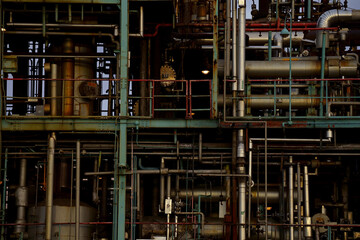 大小のパイプが精密に配置された化学プラント
