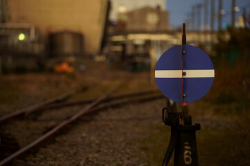 夕暮れの線路とポイント標識
