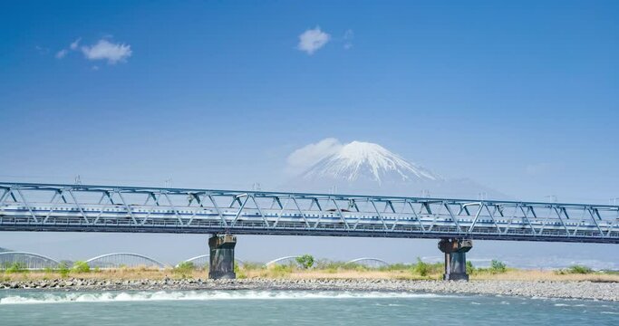 富士川橋梁を渡る新幹線