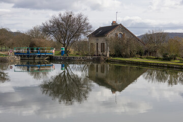 maison au bord d'une écluse le long du canal de Bourgogne