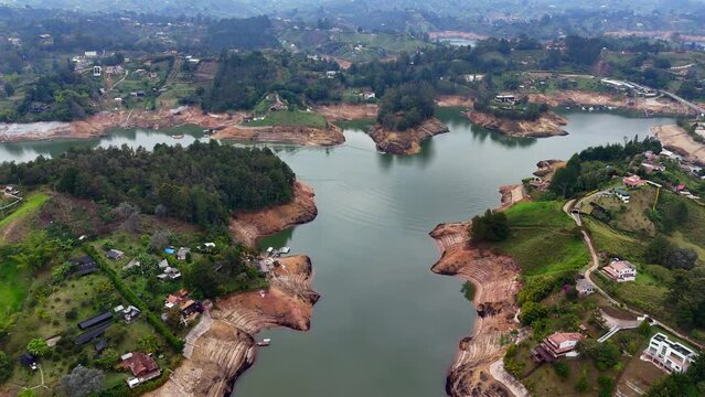 Video a&eacute;reo sobre el embalse de Guatap&eacute;, Antioquia. Se observa descenso del nivel del agua hasta el 33.24% de la capacidad de la represa, debido a la intensa sequ&iacute;a, causada por el fen&oacute;meno del Ni&ntilde;o.