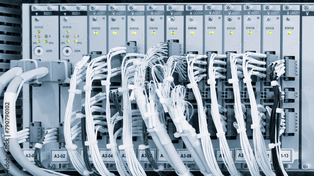 Aufkleber A row of computer cables with a clock on the left side.