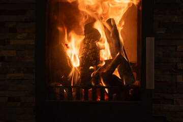 Feuer in einem Kaminofen im Glasscheibe
