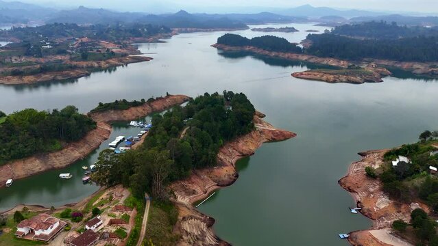Video a&eacute;reo sobre el embalse de Guatap&eacute;, Antioquia. Se observa descenso del nivel del agua hasta el 33.24% de la capacidad de la represa, debido a la intensa sequ&iacute;a, causada por el fen&oacute;meno del Ni&ntilde;o.