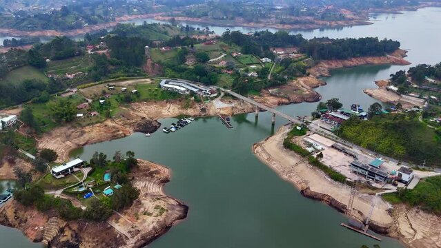 Video a&eacute;reo sobre el embalse de Guatap&eacute;, Antioquia. Se observa descenso del nivel del agua hasta el 33.24% de la capacidad de la represa, debido a la intensa sequ&iacute;a, causada por el fen&oacute;meno del Ni&ntilde;o.