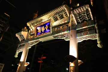 横浜中華街の入り口に建てらている門（牌楼） - obrazy, fototapety, plakaty