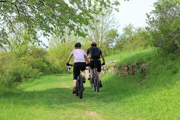 Radfahrer fahren im Heckengäu auf einem Wanderweg