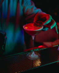 Cocktail in un lounge bar con luci d'atmosfera