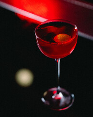 Cocktail in un lounge bar con luci d'atmosfera