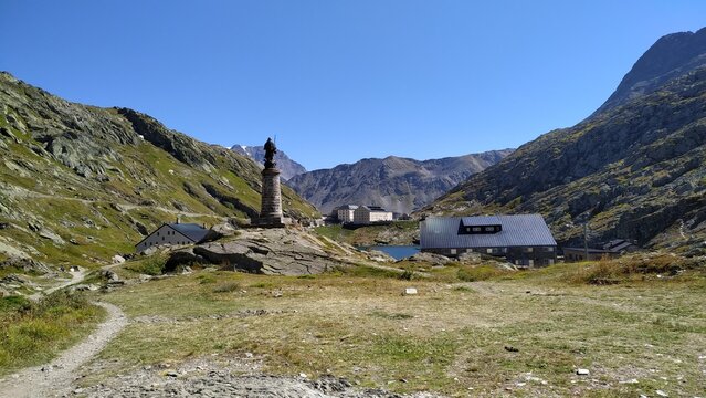 Grosse St. Bernhard Col du Grand Saint-Bernard Colle del Gran San Bernardo Passstra&szlig;e Wallis Schweiz Aostatal Italien Piemont Hl. Bernhard von Clairvaux Statue des heiligen Bernhards