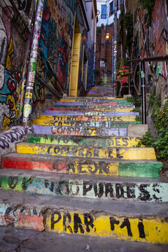 Detalhes da arquitetura e arte de Valpara&iacute;so, Chile. As fachadas coloridas e os grafites capturam a ess&ecirc;ncia vibrante e cultural da cidade costeira