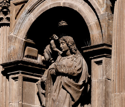 Figura humana con angelitos