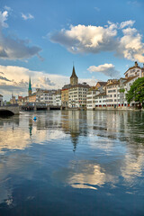 Fototapeta na wymiar Innenstadt Zürich Kreis 1 mit Limmat Fluss und Kirche