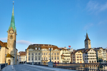 Fototapeta na wymiar Fraumünster Brücke Innenstadt Zürich Schweiz mit Flagge
