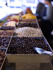 frutos secos cubiertos de chocolate en un puesto callejero de delicias turcas