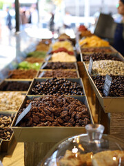 frutos secos cubiertos de chocolate en puesto callejero de delicias turcas