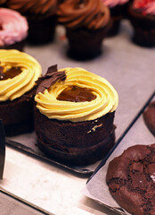 pastel de chocolate con crema de vainilla en el mostrador de pastelería